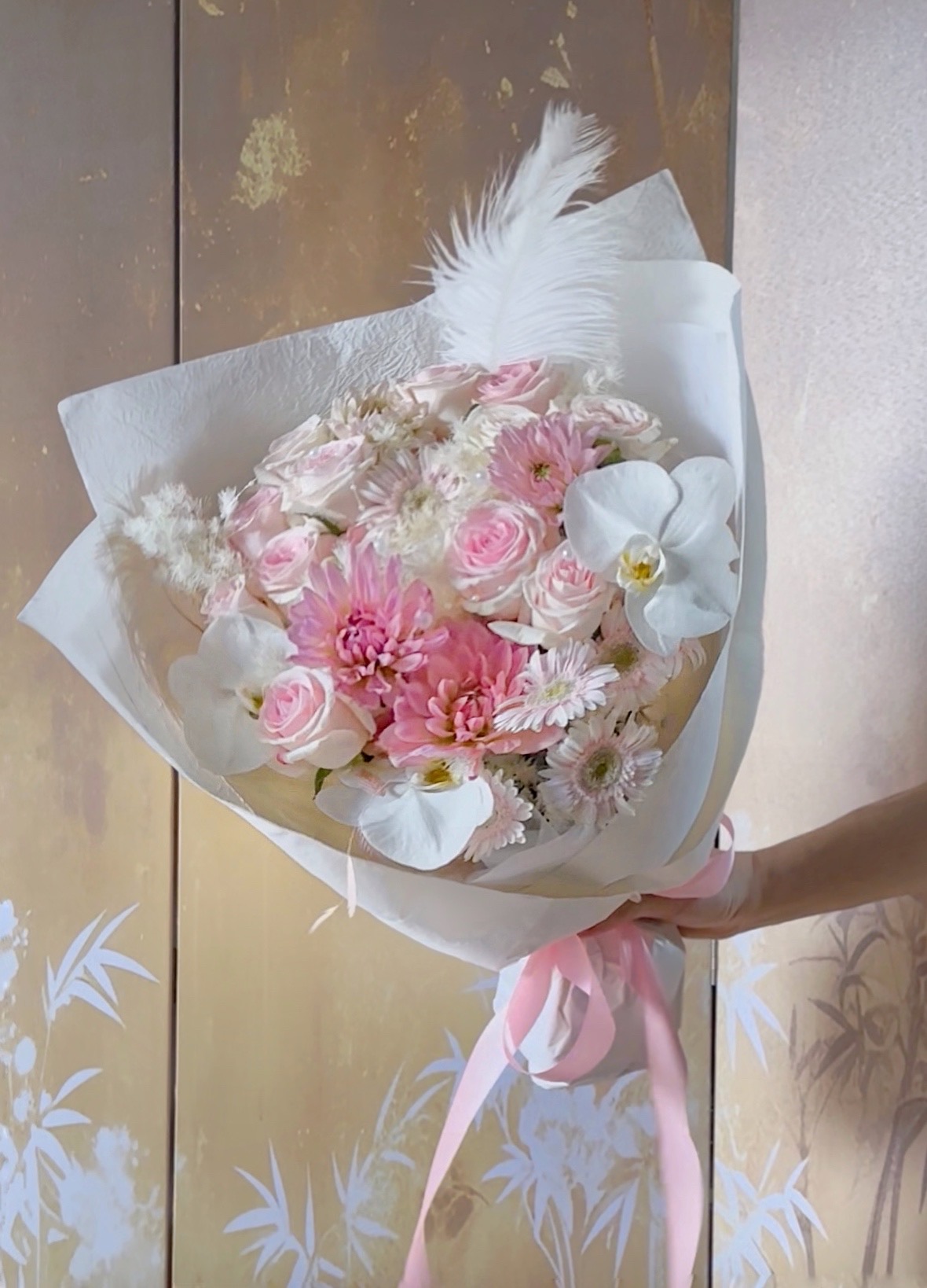以藍色系花材與緞帶包裹的當季花束