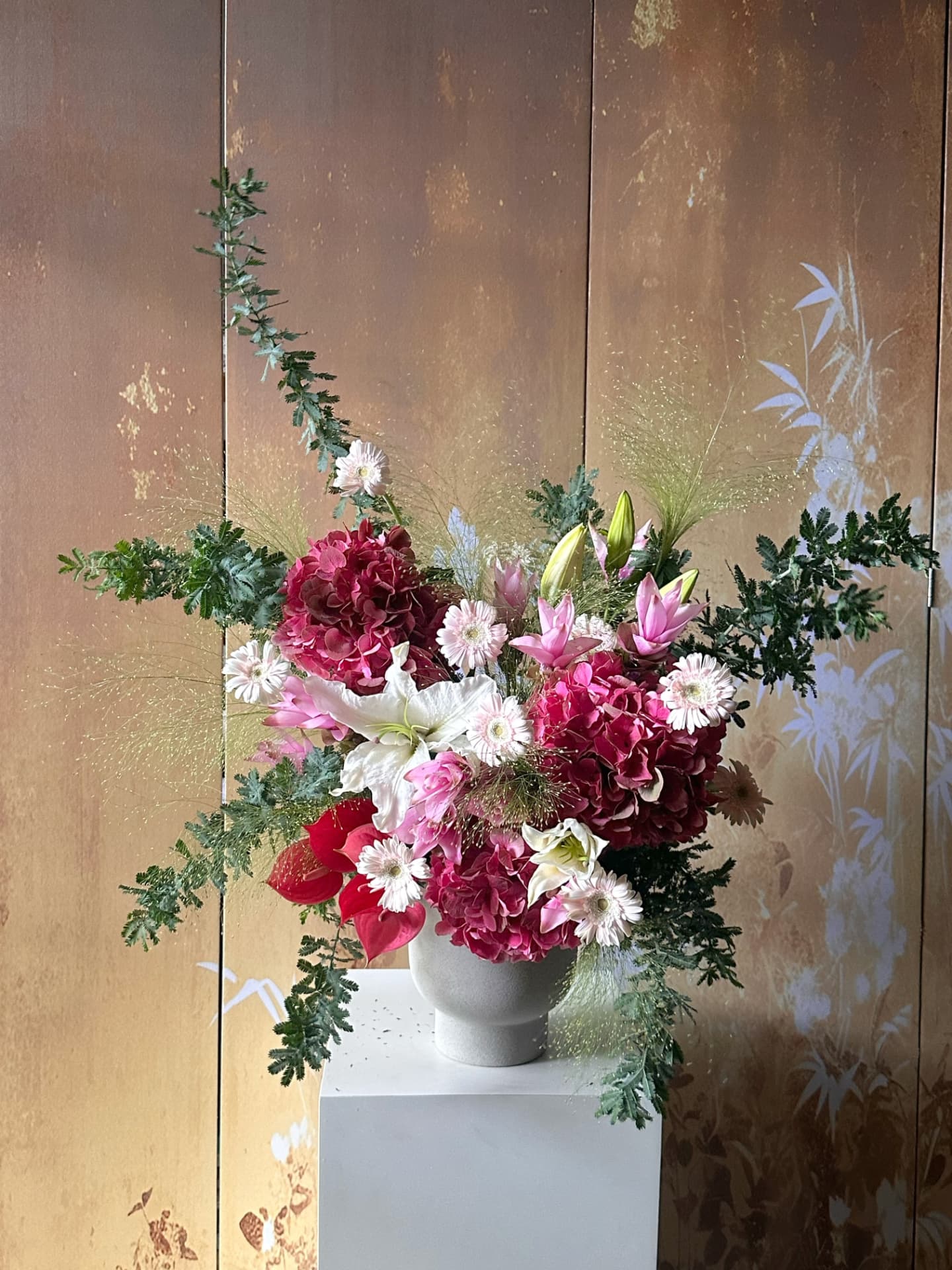 粉紫與白色花朵交織的粉黛桌花，揉入柔和綠意