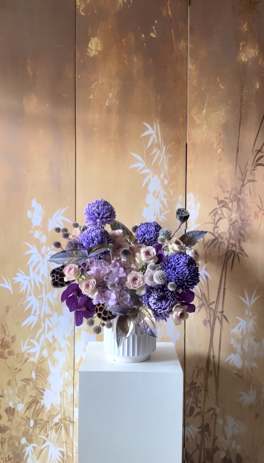 深紫與金色調的宵紫流金桌花，白色花器盛裝