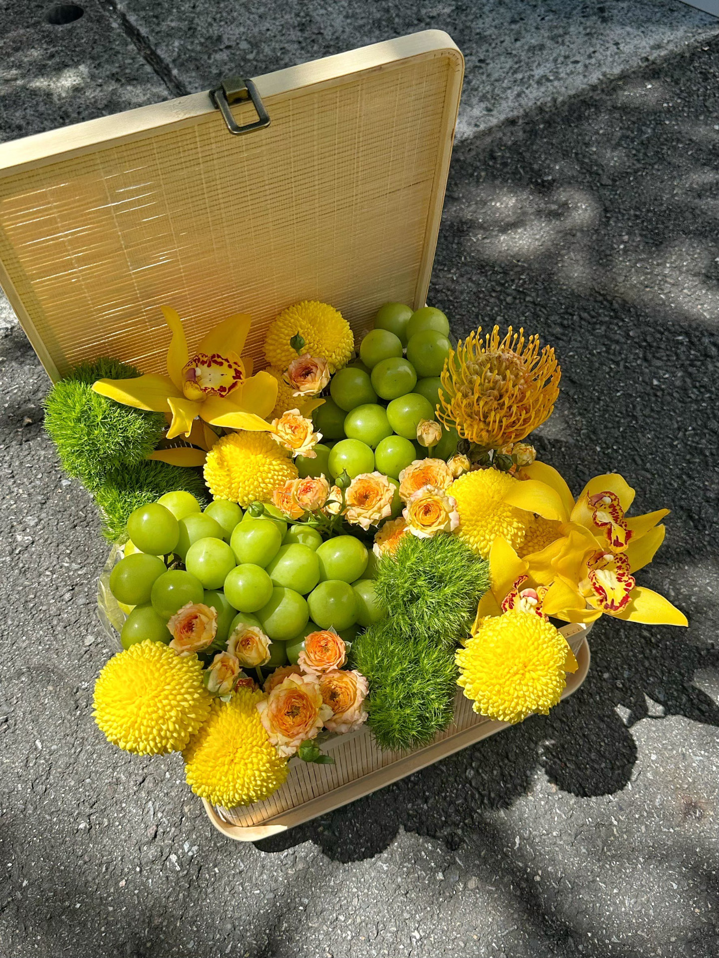 深藏青花盒與金色緞帶的季節花禮